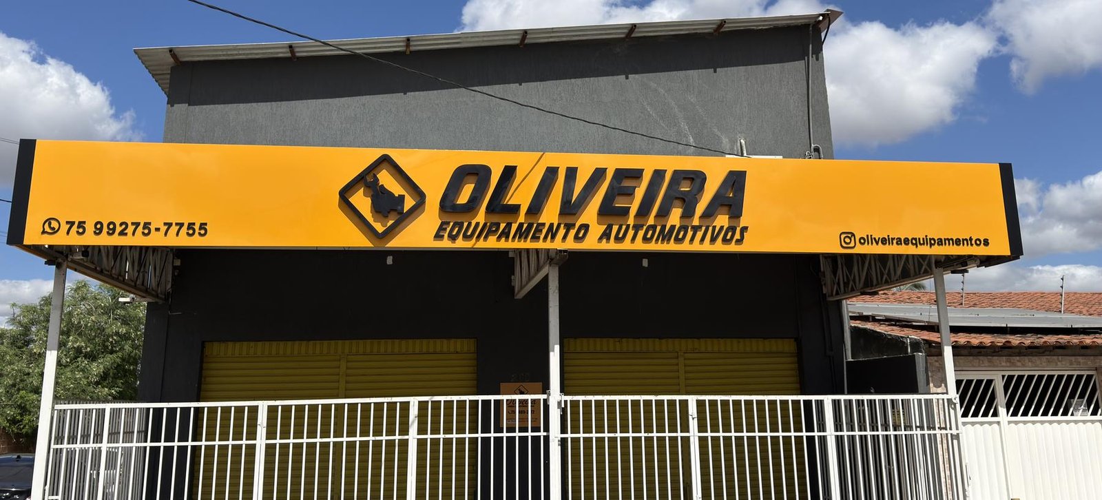 Fachada da loja Oliveira Equipamentos Automotivos na Av. Universitária, em Feira de Santana - BA