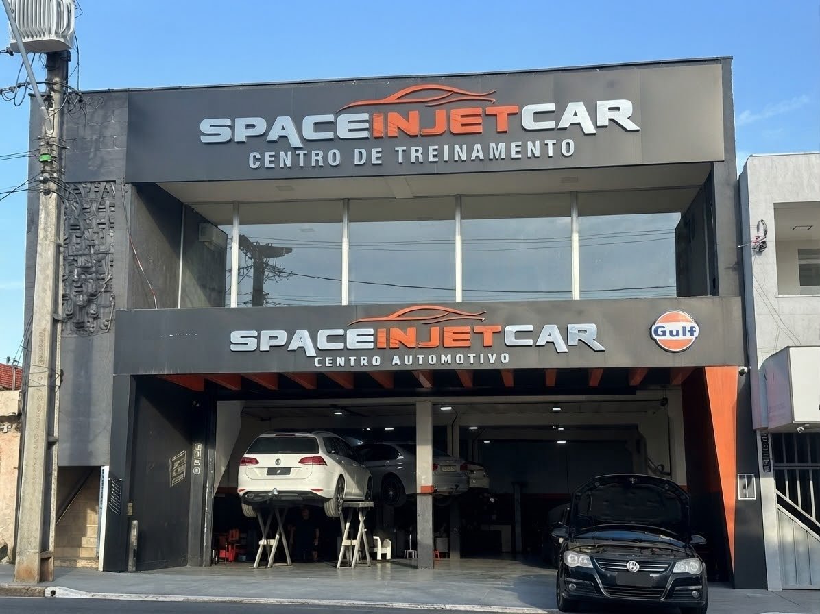 Fachada do Centro de Treinamento SpaceInjetCar, em Feira de Santana, parceiro da Oliveira